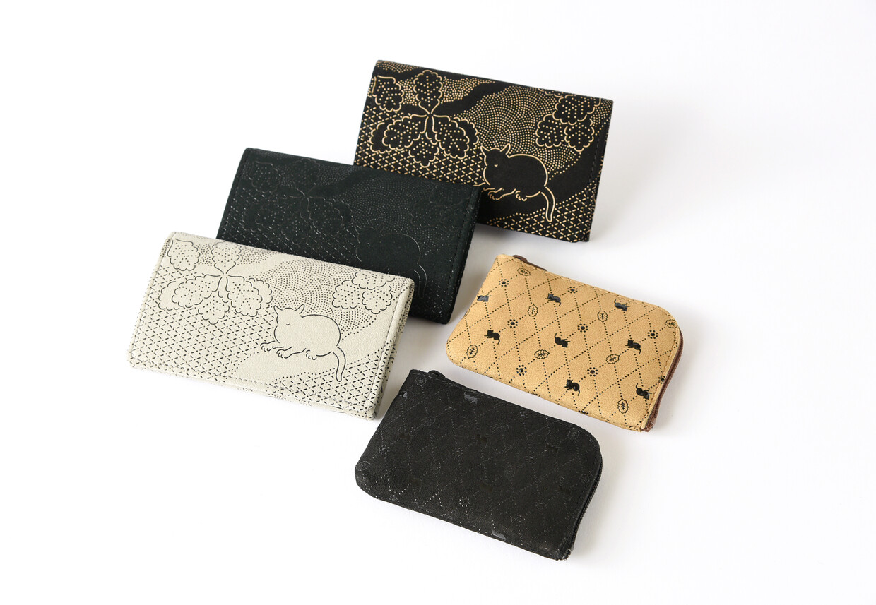 さや【印伝の山本】永青文庫 黒き猫 印傳の名刺入れ 印傳の山本 - 製品紹介 - 永青文庫オリジナル名刺入れ・小銭入れ