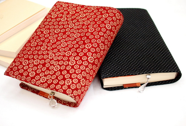 印伝屋 ブックカバー 赤 とんぼ柄 印傳屋 印伝 名刺入れ 2501 黒地鹿